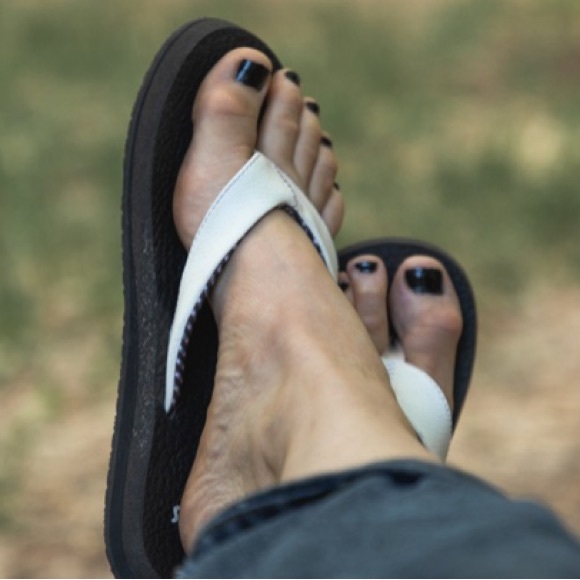 Sanuk Yoga Mat White Black Flip Flops Sz 7 - Picture 9 of 10